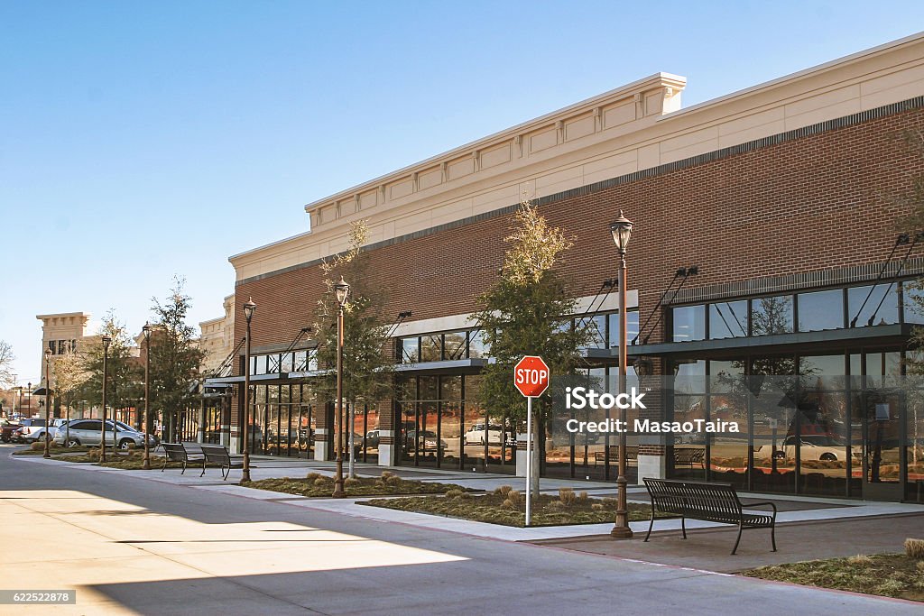 Supermercado en zona suburbana - Foto de stock de Arquitectura exterior libre de derechos