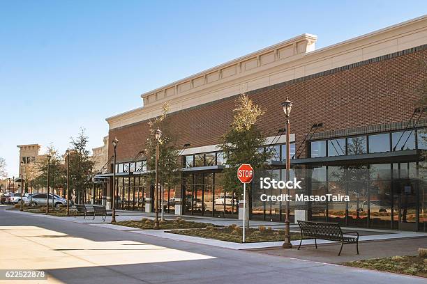 Supermercado En Zona Suburbana Foto de stock y más banco de imágenes de Arquitectura exterior - Arquitectura exterior, Aire libre, Supermercado