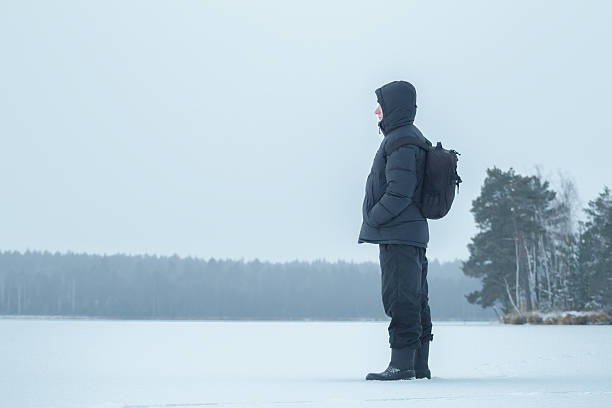 homem de caminhada de inverno olhando para a floresta gelada paisagem incrível - christmas tree standing clothing adventure - fotografias e filmes do acervo