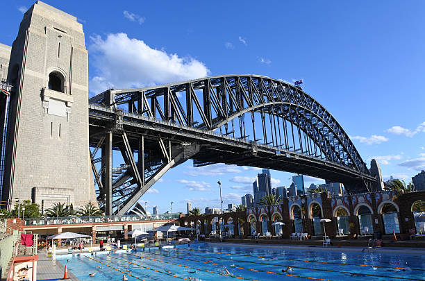 as pessoas nadam na piscina olímpica de sydney do norte, austrália - milsons point - fotografias e filmes do acervo