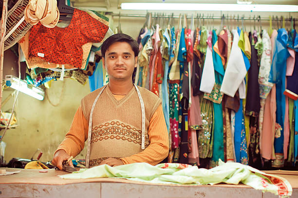 젊은 재단사, 드레스를 만들기 위한 워크숍에서 옷을 바느질 - retail workshop store tailor 뉴스 사진 이미지