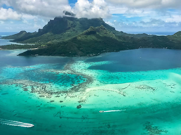 bora bora isla vista aérea polinesia francesa - south pacific ocean island polynesia tropical climate fotografías e imágenes de stock