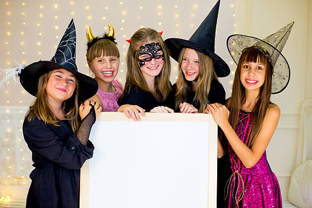 group of teenagers wearing halloween costumes posing with white - outdoor pursuit fotos imagens e fotografias de stock