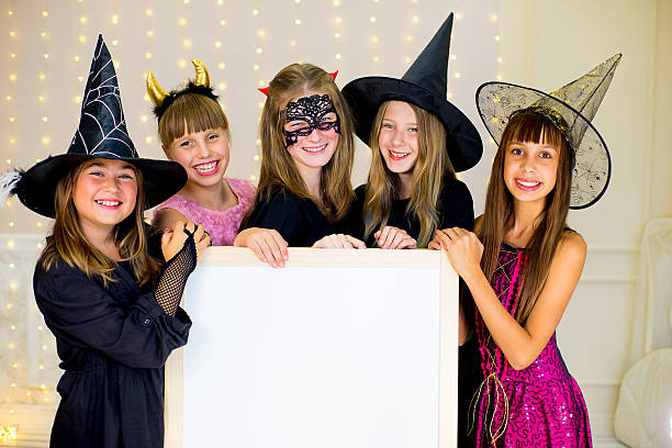 group of teenagers wearing halloween costumes posing with white - outdoor pursuit fotos imagens e fotografias de stock