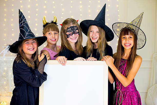 group of teenagers wearing halloween costumes posing with white - outdoor pursuit fotos imagens e fotografias de stock