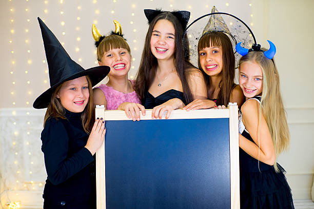 group of teenagers wearing halloween costumes posing with black - outdoor pursuit fotos imagens e fotografias de stock