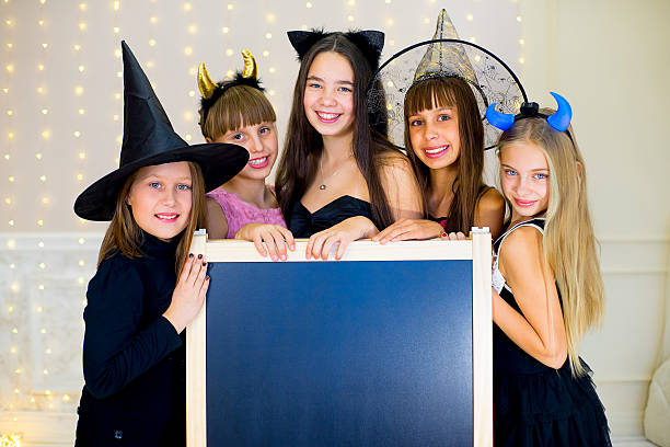 group of teenagers wearing halloween costumes posing with black - outdoor pursuit fotos imagens e fotografias de stock