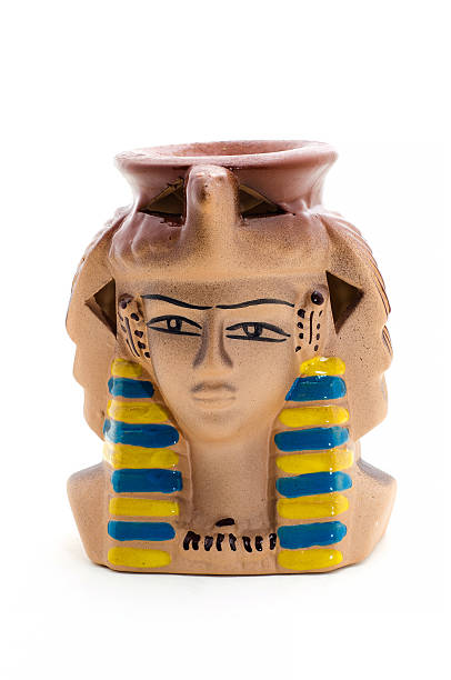керамическая статуэтка фараона свечи холдера на белом. - tea light candle white single object стоковые фото и изображения