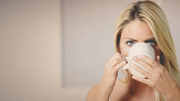 jovem mulher bebendo chá - drinking tea cup drink - fotografias e filmes do acervo