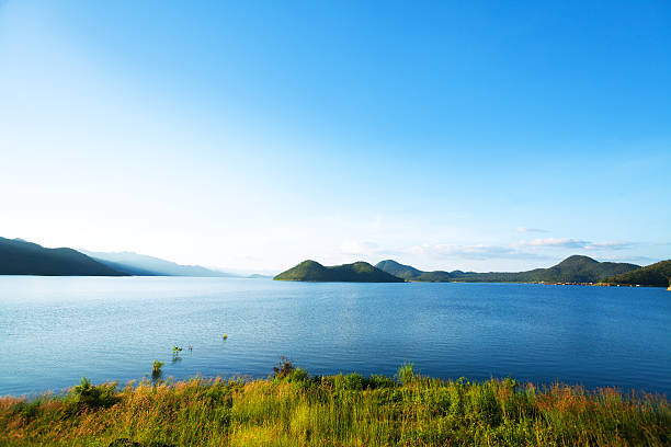 스리나카린 호수의 늦은 오후 - asia kanchanaburi province lake nature 뉴스 사진 이미지