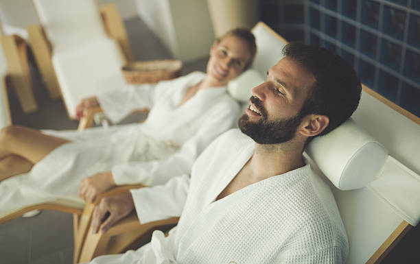 para relaksująca się w centrum spa - bathrobe health spa spa treatment couple zdjęcia i obrazy z banku zdjęć