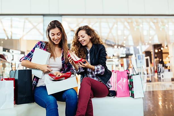 ショッピングモールの女性 - christmas bag shopping bag gift ストックフォトと画像