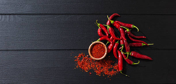 rosso chili peppers  - chilli powder foto e immagini stock