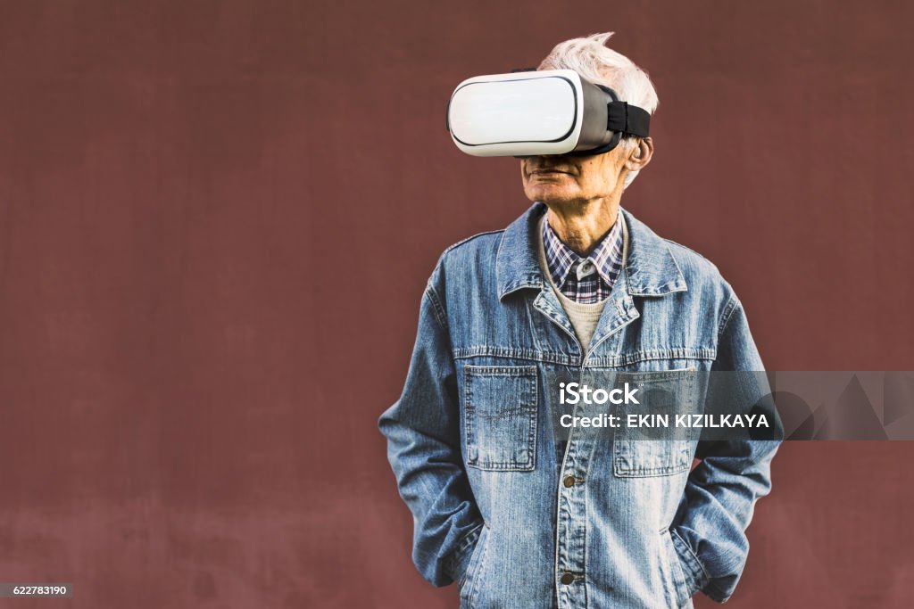 Abuelo hipster cool con gafas de realidad virtual - Foto de stock de Tercera edad libre de derechos