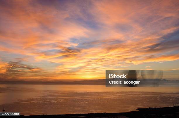 Amanecer En El Mar Para El Fondo Foto de stock y más banco de imágenes de Cielo - Cielo, Anochecer, El Cielo