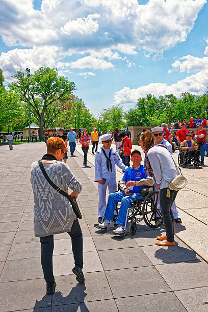 워싱턴 dc 링컨 기념관에서 전쟁 참전 용사와 관광객 - veterans memorial plaza 뉴스 사진 이미지