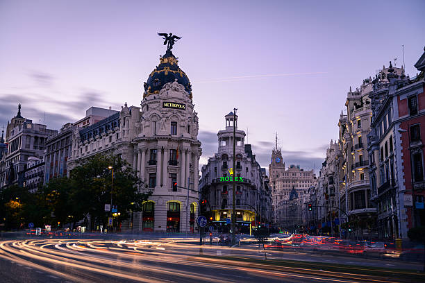 calles alcalá y gran vía al anochecer en madrid - metropolis building fotografías e imágenes de stock