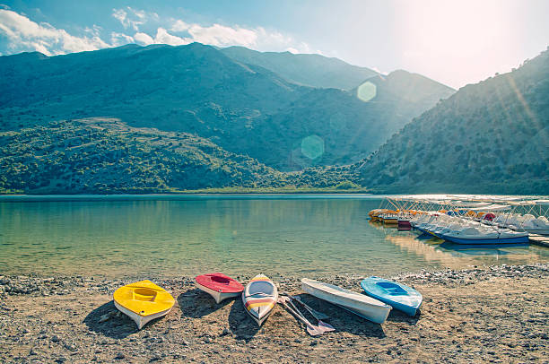 location de kayak et de bateau au magnifique lac de montagne - passenger ship flash photos et images de collection