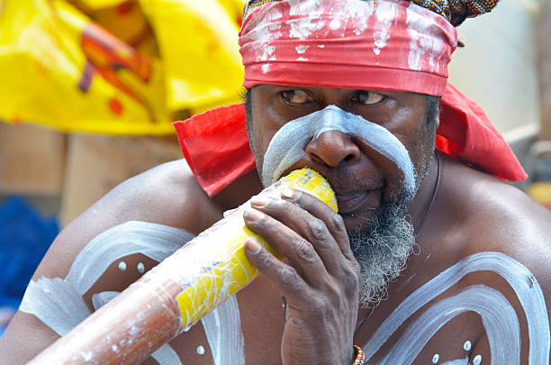 homem australiano indígena aborígene joga em didgeridoo em sydney austrália - aborigine didgeridoo indigenous culture australia - fotografias e filmes do acervo