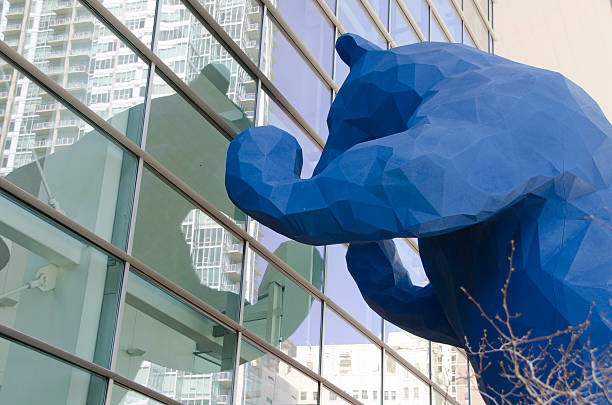 большой голубой медведь в колорадо convention center в денвере - big bear стоковые фото и изображения