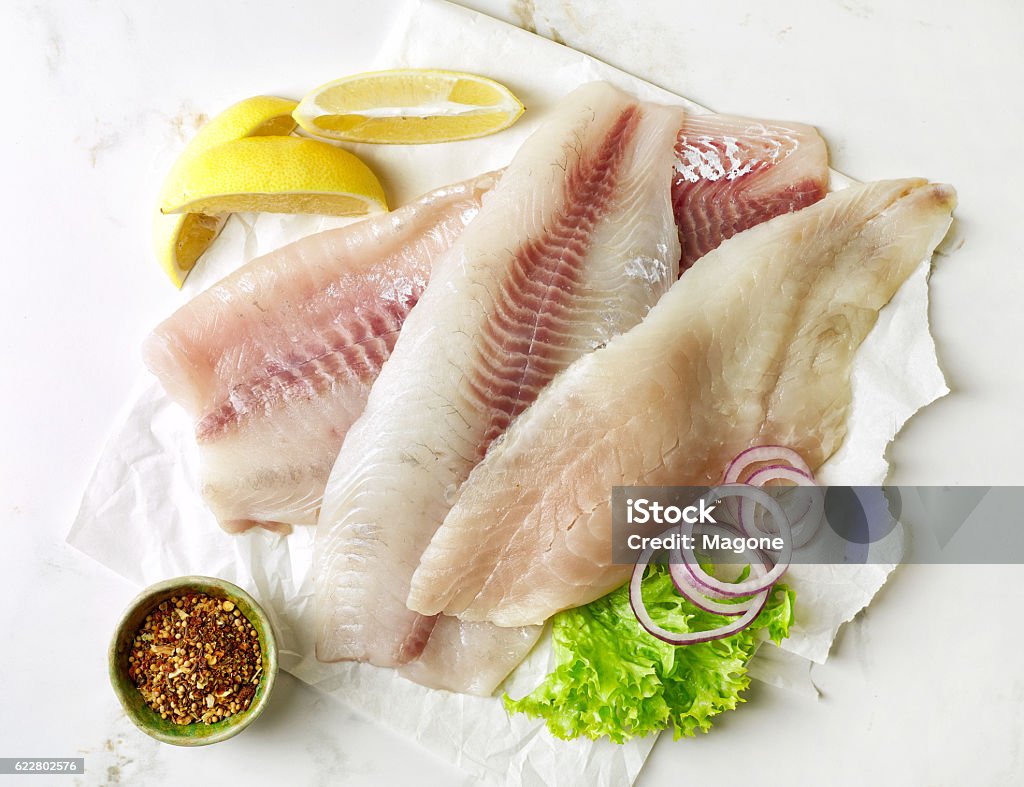 filetes de pescado crudo fresco - Foto de stock de Cortado en filetes libre de derechos