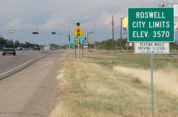 autobahnschild für roswell, new mexico - roswell stock-fotos und bilder