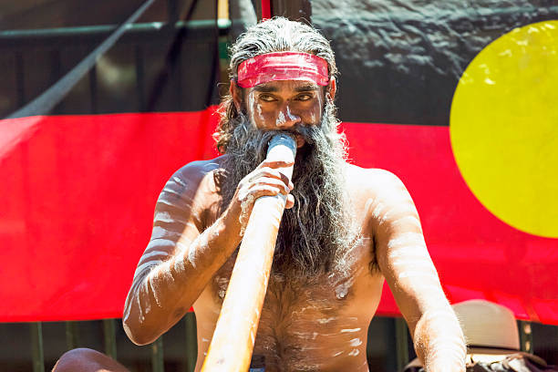 homem aborígine tocando didgeridoo, artista de rua, sydney austrália - aborigine didgeridoo indigenous culture australia - fotografias e filmes do acervo