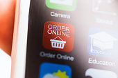 handhalten-telefon-online-bestell-app-auf-dem-bildschirm.jpg?b=1&s=170x170&k=20&c=hrjOlFPdbSEMB-i4k7ZywtBi-kehIobexKtOP_CvHPk=