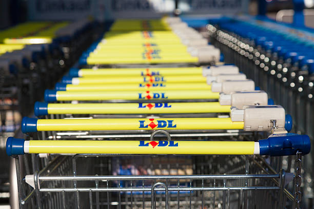 einkaufswagen der deutschen supermarktkette lidl stehen zusammen. - transportation global business color image horizontal stock-fotos und bilder