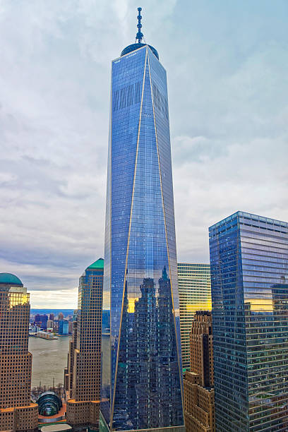 vista aérea del one world trade center - lower manhattan fotografías e imágenes de stock