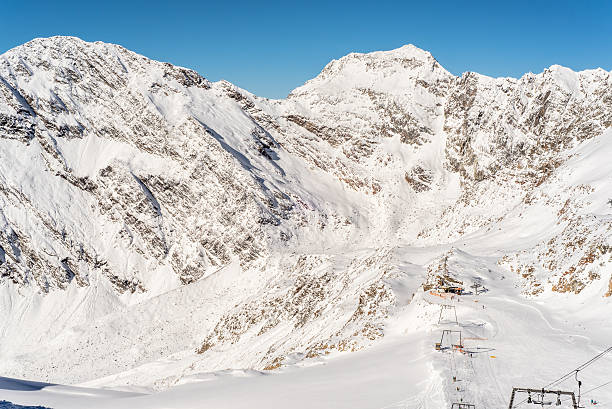 skiing and snowboarding in the winterly stubai alps - skiurlaub imagens e fotografias de stock