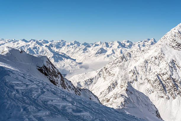 skiing and snowboarding in the winterly stubai alps - skiurlaub imagens e fotografias de stock