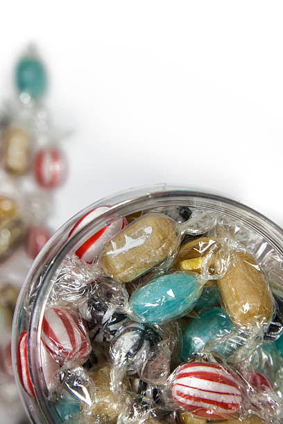 bonbons enveloppés dans un bocal - mint humbug photos et images de collection