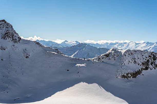 skiing and snowboarding in the winterly stubai alps - skiurlaub imagens e fotografias de stock