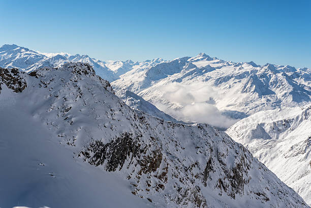 skiing and snowboarding in the winterly stubai alps - skiurlaub imagens e fotografias de stock