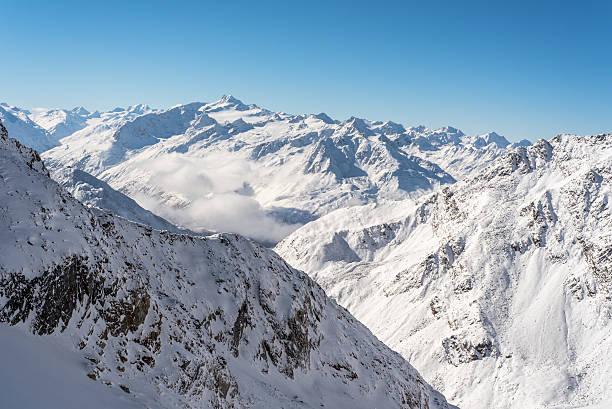 skiing and snowboarding in the winterly stubai alps - skiurlaub imagens e fotografias de stock