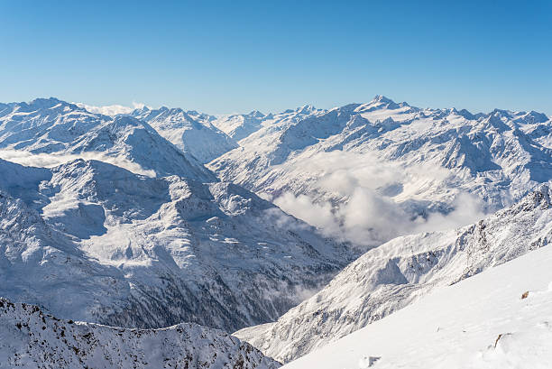 skiing and snowboarding in the winterly stubai alps - skiurlaub imagens e fotografias de stock