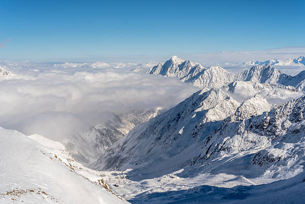 skiing and snowboarding in the winterly stubai alps - skiurlaub imagens e fotografias de stock