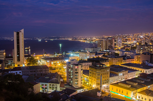 Hermosa vista aérea nocturna de Valparaíso en Chile photo