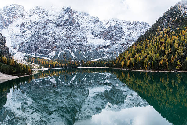 transmisja jesień-zima w lago di braies, włochy - wanderurlaub zdjęcia i obrazy z banku zdjęć