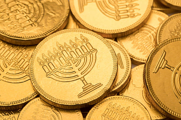 hanukkah gelt chocolate coins - gelt imagens e fotografias de stock