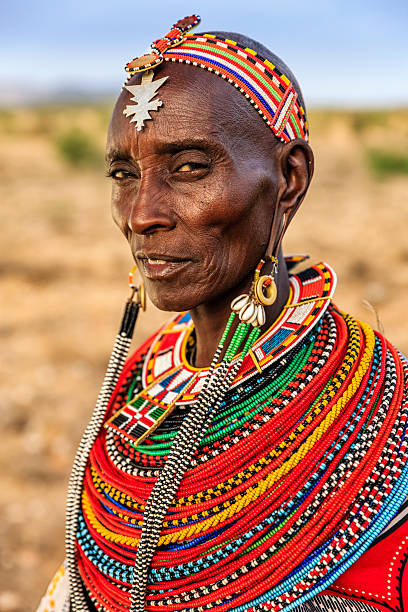 mujer africana de la tribu samburu, kenia, áfrica - masai community africa indigenous culture fotografías e imágenes de stock