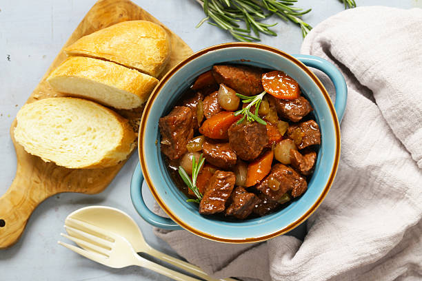 gulasch di manzo tradizionale - boeuf bourguigno. stufato di carne con verdure - beef stew foto e immagini stock