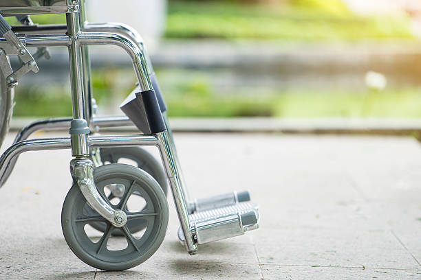 公園に駐車空の車椅子 - disablement ストックフォトと画像