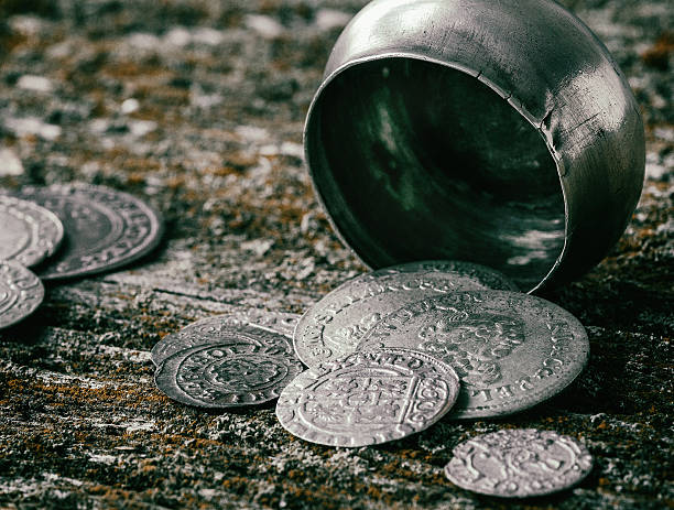 старые металлические монеты - silver стоковые фото и изображения