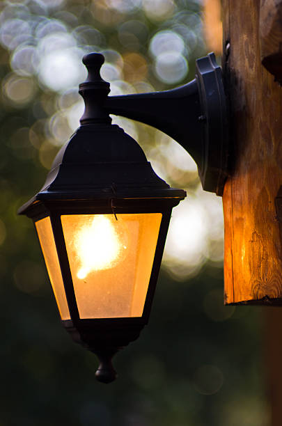 détail d’une petite lanterne à l’ancienne - porch light photos et images de collection