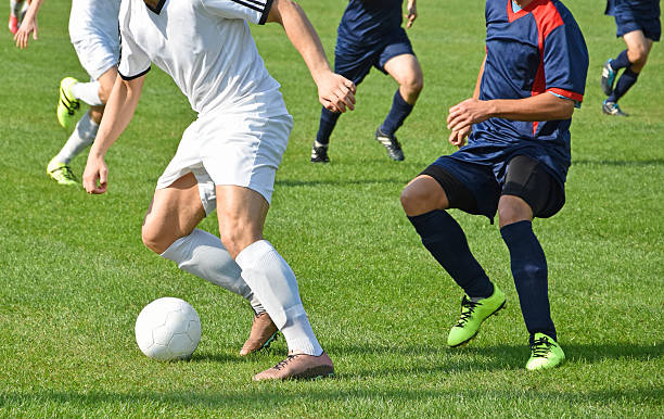 jogadores de futebol em ação - sports uniform blue team event sports activity - fotografias e filmes do acervo