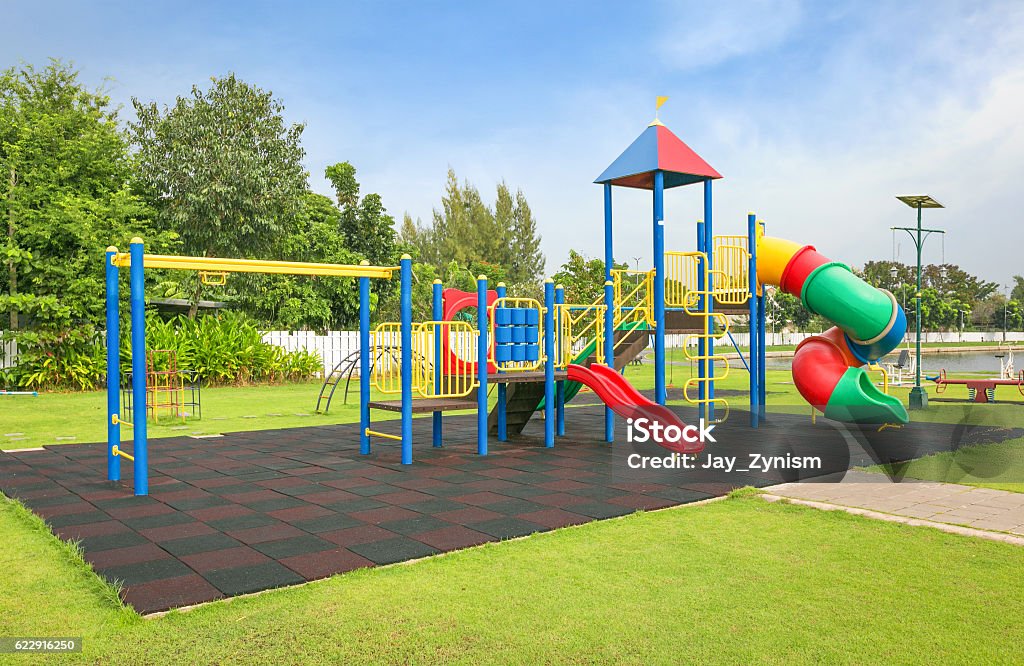 Un terrain de jeu coloré sur jardin dans le parc. - Photo de Aire de jeux libre de droits