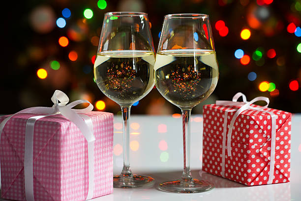bicchieri di vino e regali di natale - wine christmas alcohol evening ball foto e immagini stock