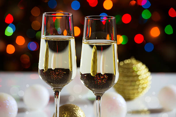 verres à vin rouge et boules de noël - wine christmas alcohol evening ball photos et images de collection